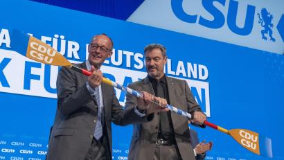 Bild: Peter Kneffel
Zwei in einem Boot: Friedrich Merz (links) und Markus Söder mit dem symbolischen Gastgeschenk der CSU an den Parteitagsgast Merz.