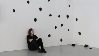Bild: Dominik Franke/exb
Künstler Dominik Franke mit Skulpturen aus Gips in der Ausstellung „Entfremdung“ in der Akademiegalerie Nürnberg.