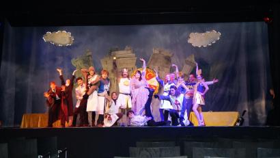 Bild: wel
Das Ovigo-Theaterensemble feiert Premiere mit dem Musical „Spamalot“ in Neunburg vorm Wald.