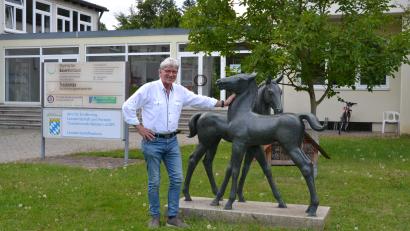 Bild: as
Wolfgang Wenisch nimmt langsam Abschied von der Behörde, die er seit 2007 geleitet hat. Der 65-jährige Mitterteicher tätschelt hier die Bronzepferde, die seit dem Bau des Landwirtschaftsamtes Tirschenreuth in den 1960er Jahren vor dem Gebäude stehen und zu einem Symbol für die Tierhaltung geworden sind.