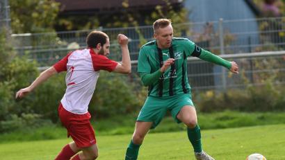 Bild: A. Schwarzmeier
Noah Forster (rechts) im Duell mit dem Vohenstraußer Matthias Hammerl. Forster erzielte beim 4:2-Sioeg die Tore eins, zwei und drei.