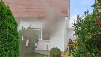 Bild: Kreisbrandinspektion Amberg-Sulzbach
Ein vergessenes Essen auf dem Herd löste in einem Wohnhaus in Vilseck einen Brand aus. Die Feuerwehren aus Vilseck, Schlicht und Sorghof waren rasch zur Stelle und brachten das Feuer routiniert unter Kontrolle.