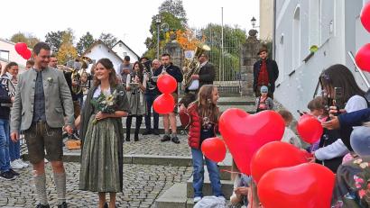 Bild: Portner
Matthias und Lena Meier freuen sich nach der standesamtlichen Trauung in Teunz über viele Gratulanten.