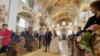 Bild: gri
Das Brautpaar Stefanie und Michael Gebert auf dem Weg zum Altar. Links die Mutter des Bräutigams, rechts die Mama der Braut.