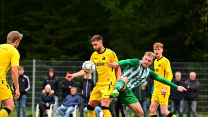 Archivbild: Schrems
Simon Günthner (grün-weißes Trikot, Szene aus der Partie gegen den 1. FC Trogen) und der SV Mitterteich mühten sich in Forchheim vergeblich.