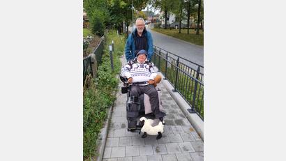 Bild: Gerhard Beck/exb
Markus Kostka und sein Diakoniehelfer befahren erstmals die Rampe.