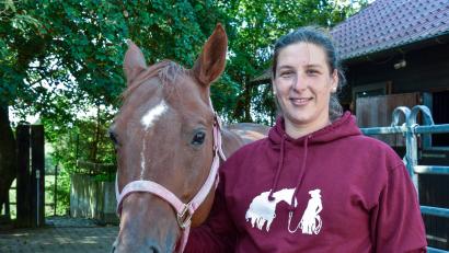 Bild: Stephan Huber
Europameisterin, Unternehmerin, Trainerin, Reitlehrerin, Pferdezüchterin und jetzt auch Pferdehof-Besitzerin: Katharina Schmitz (im Bild mit ihrem Lieblingspferd Candy) betreibt in Thansüß eine Westernriding-Anlage mit über 70 Pferden.
