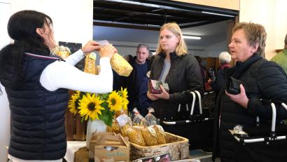 Bild: Hirsch
Direktvermarkterin Bettina Raab (links) bot beim Oberpfälzer Bauernmarkt Eier aus ihrem Hühnermobil und Nudeln aus eigener Produktion an.