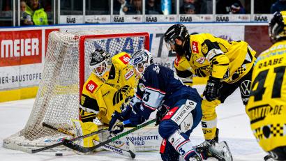 Bild: Werner Moller
Der Weidener Constantin Vogt (blaues Trikot) brachte in dieser Szene die Scheibe nicht an Felix Bick im Tor der Krefeld Pinguine vorbei.