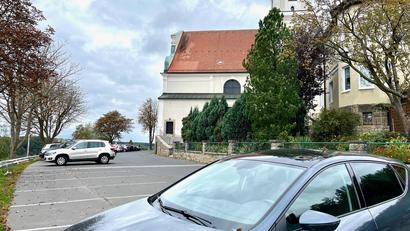 Bild: Gabi Schönberger
Bald erstrahlt der Parkplatz an der St.-Felix-Kirche in neuem Licht. Eine neue Beleuchtungsanlage soll die Nacht zum Tag machen.
