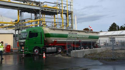 Bild: jr
Angenommen wurde ein Leck an einem Tankfahrzeug.