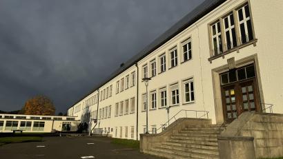 Bild: Annette Spreitzer
Der Schultrakt aus den 1950er-Jahren und der Erweiterungsbau dienen der Grund- und Mittelschule Windischeschenbach in den nächsten Jahren als Übergangslösung.