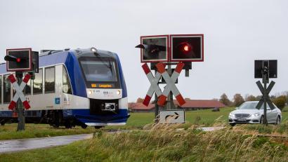 Bild: Lennart Preiss/dpa
Die Bahnstrecke bis an den Tegernsee soll endlich elektrifiziert werden, ein neues Konzept soll auch mehr Passagiere bedienen können.