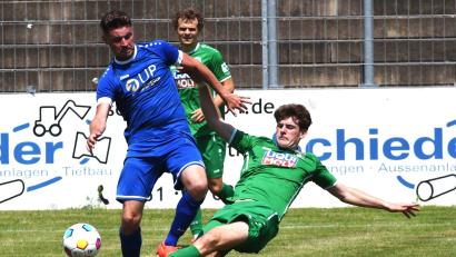 Bild: Schwarzmeier
Josef Rodler (links/Szene aus dem Spiel gegen den FC Ingolstadt II) musste bei der Niederlage in Abtswind ausgewechselt werden.