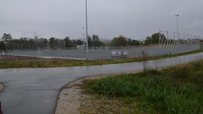 Bild: ak
Das mit Städtebaumitteln geförderte Multifunktionsspielfeld ist Teil des Sport- und Freizeitparks der Stadt und wartet auf den Kunstrasenbelag