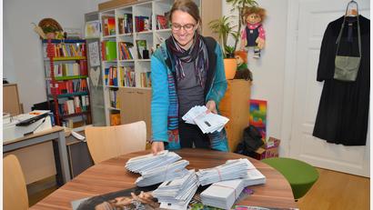 Bild: dob
Die evangelische Stadtpfarrerin Carmen Riebl ist guten Mutes, die ausgegebene Wette zu den Kirchenvorstandswahlen zu schaffen. Um die 250 Briefwahlkuverts sind bereits im Pfarrbüro eingegangen.