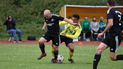 Bild: Dieter Jäschke
Der TSV Erbendorf (rechts) um Dilane Mayeko gewann am Sonntag das Derby gegen den TSV Reuth und Spielertrainer Thomas Wildenauer.