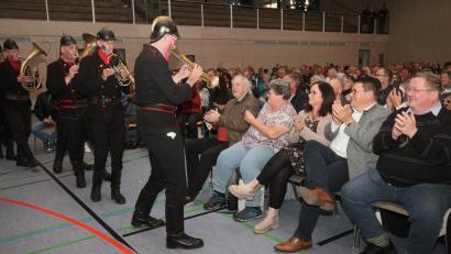 Bild: Hirsch
Die Altneiheiser Feierwehrkapell`n gab im Rahmen der Kulturwochen ein Konzert in der Wackersdorfer Sporthalle und bekam viel Beifall von den 600 Besuchern. Vorne von rechts Pfarrer Hubert Bartel und Bürgermeister Thomas Falter mit Gattin.