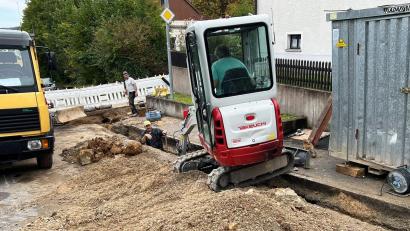 Bild: jp
Die Straße zwischen Kastl und Utzenhofen ist derzeit wegen der Erneuerung der Wasserleitung n und der Verlegung einer Fernwärmeleitung gesperrt. Die Umleitung erfolgt über die Kastler Siedlungsstraßen.