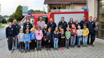 Bild: Leonhard Ehras
Ein einschneidendes Erlebnis für die Kinder war das Kennenlernen des Feuerwehrautos. Hintere Reihe die Betreuerinnen und Betreuer mit Bürgermeister Roman Berr (Fünfter von links).