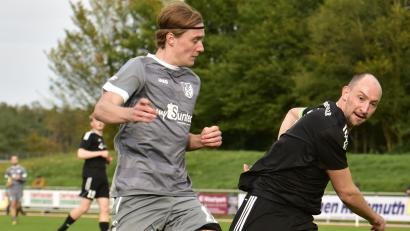 Bild: ham
Samuel Hadasch (links) im Zweikampf mit dem Kemnather Thomas Ott. Hadasch glückte kurz vor Schluss der 2:1-Siegtreffer. Ott war mit der Vorstellung der Gäste dennoch zufrieden.