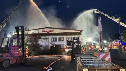 Bild: Beer
Von zwei Drehleitern aus bekämpften die Feuerwehren die Flammen im Recyclingbetrieb der Firma Bergler in Steinfels.
