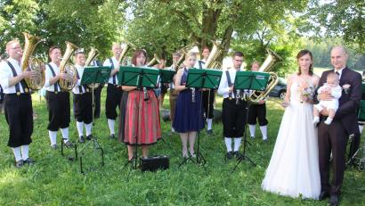 Bild: kro
Bianca und Christian Übelacker trauten sich, zudem wurde ihr gemeinsamer Sohn Josef getauft. Die Müncherneuther Bauernkapelle spielte dem Hochzeitspaar ein kleines Ständchen und gestaltete auch den Gottesdienst mit.