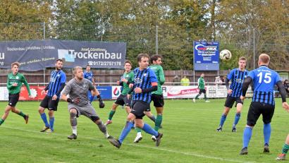 Bild: Gebert
Im Strafraum der Sportfreunde Kondrau (blaue Trikots) sind alle Blicke auf den Ball gerichtet. Das Schlusslicht der Kreisliga 2 verlor das Siftlandderby beim SV Mitterteich II klar mit 2:6.