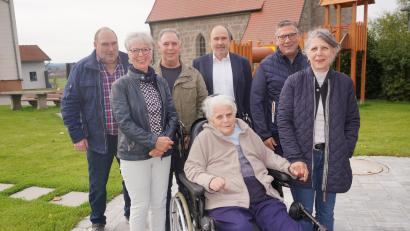 Bild: fvo
Vor der Dorfkirche in Spielberg feiert Rosa Schwab (vorne Mitte) zusammen mit ihren Kindern ihren 90. Geburtstag. Für die Marktgemeinde Waldthurn gratuliert Zweiter Bürgermeister Roman Bauer (hinten Mitte).
