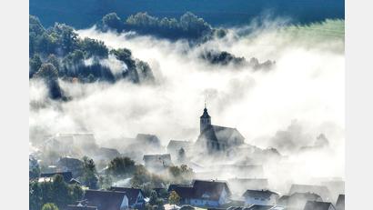 Bild: dmra
Wutschdorf im Morgennebel.
