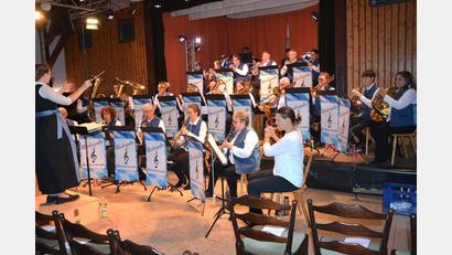 Bild: jr
Ein stattliches Bild gaben die 28 Musiker der Blaskapelle Konnersreuth beim Herbstkonzert ab.