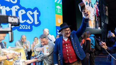 Bild: StMWi/Bastian Brummer
Mit zwei Schlägen hat Staatssekretär Tobias Gotthardt das erste Fass des Oktoberfests in Brasilien angezapft.