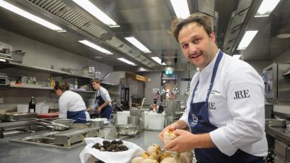 Bild: Wolfgang Steinbacher
Sternekoch Christian Fleischmann bereitet in der Küche für sein Pop-Up-Restaurant "Wurzel" rein pflanzliche Speisen zu.