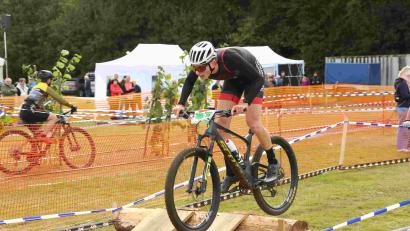 Bild: Pretzl
Bei der "Wuidsaujagd" des TV Burglengenfeld musste wieder ein anspruchsvolles Terrain mit dem Bike und im Laufen bewältigt werden. Es ging auch um die deutsche Crossduathlon-Meisterschaft.
