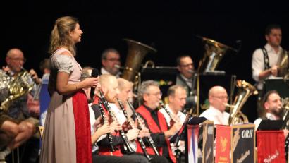Bild: Isabelle Schindler/exb
Freunde der Blasmusik dürfen sich auf die „Kapelle der Kapellmeister“, hier beim letzten Konzert 2023 in Mutzig, Frankreich, mit Sängerin Elke Karr freuen.