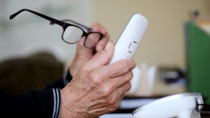 Symbolbild: Roland Weihrauch/dpa
Ein Neunburger erkennt die Betrugsmasche per Telefon und legt auf.