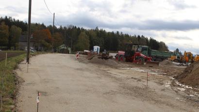 Bild: soj/exb
Die Arbeiten beim Ausbau der Verbindungsstraße Zeckenberg-Grünlas liegen voll im Zeitplan. Für Ende Oktober wird hier mit den Asphaltierungsarbeiten gerechnet.