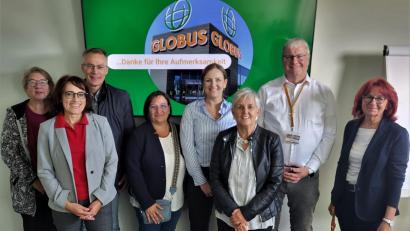 Bild: Agentur für Arbeit/exb
Mitglieder des lokalen Bündnis für Familien im Landkreis Schwandorf mit den beiden Bündniskoordinatorinnen Christina Süß (Vierte von rechts) und Helga Forster (Dritte von rechts) besuchten die Globus Markthalle in Schwandorf.