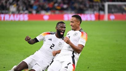 Bild: Sven Hoppe/dpa
Jamie Leweling (rechts) bejubelt sein Tor zum 1:0 mit Antonio Rüdiger. Der real-Star freut sich fast noch mehr als der Stuttgarter.