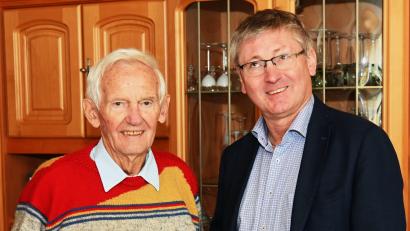 Bild: gf
Bürgermeister Franz Badura (rechts) gratulierte Maximilian Lischka zum 90. Geburtstag.