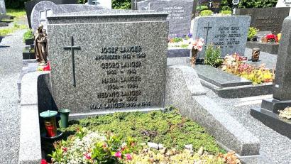 Bild: Rainer J. Christoph/exb
Die Familiengruft Langer auf dem Bärnauer Friedhof soll zwar aufgelöst, aber dennoch bestehen bleiben. Statt der Namen soll künftig eine Tafel mit einer Gedenkaufschrift an Vertriebene aus dem Sudetenland, Schlesien und weiteren deutschen Ostgebieten erinnern, die nach 1945 in Bärnau eine neue Heimat fanden.