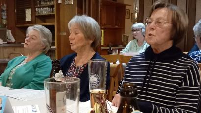 Bild: hka
Auf das am selben Abend stattfindende Konzert der Bergknappenkapelle haben (von links) Irene Maier, Inge Rank und Brigitte Beer zugunsten des Wirtshaussingens verzichtet.