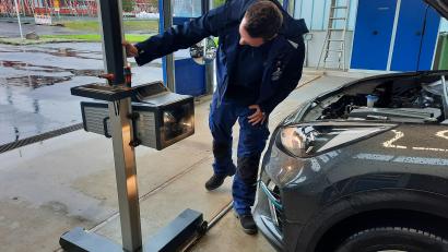 Bild: kro
Christian Geweth vom TÜV Süd kontrolliert die Einstellung der Scheinwerfer eines Autos.