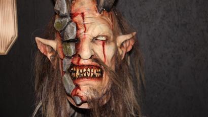 Bild: prh
Diese furchterregende Maske ist eine von zehn neuen, die der österreichische Schnitzer Patrick Schmuck eigens für die "Stoapfalz Deifl'n" geschnitzt hat. In jedes Gesicht schnitzte er Steine als Bezug zur Stoapfalz.