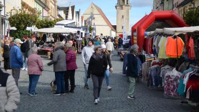 Bild: ak
In der Budengasse herrschte beim Herbstmarkt zwar kein Gedränge, dennoch waren die Fieranten mit dem Zuspruch recht zufrieden.