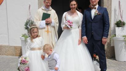 Bild: kro
Julia und Christopher Hofmann beim Verlassen der Kappl. Mit auf dem Bild Pfarrer Professor Dr. Wolfgang Vogl und die beiden Brautkinder, eine Nichte und ein Neffe der Braut.