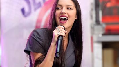 Bild: Charles Sykes/Invision/AP/dpa
Rodrigo veröffentlichte auf TikTok ein Video von dem Sturz. (Archivbild)