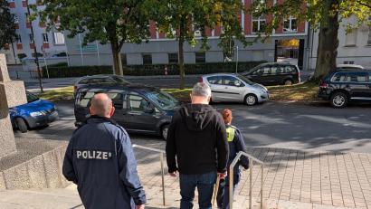 Bild: Wolfgang Würth
Mittagspause an Tag 3 des dritten Rio-Prozesses. Einer der Angeklagten wird aus dem Gerichtsgebäude geführt, die Pause verbringt er in der JVA in Weiden.