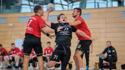 Bild: gud
HSG-Akteur Sebastian Mensch (Mitte/Szene aus dem Spiel gegen Oberviechtach) hat sich beim Spiel in Herzogenaurach schwerer verletzt.