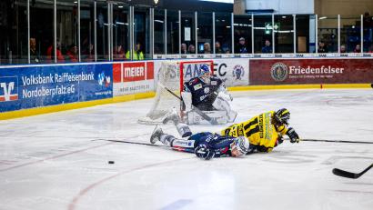 Bild: Werner Moller
Die Blue Devils Weiden um Fabian Ribnitzky (vorne) legten gegen die Krefeld Pinguine (im Bild Jon Matsumoto) nach einer 5:2-Führung noch eine Bruchlandung hin.